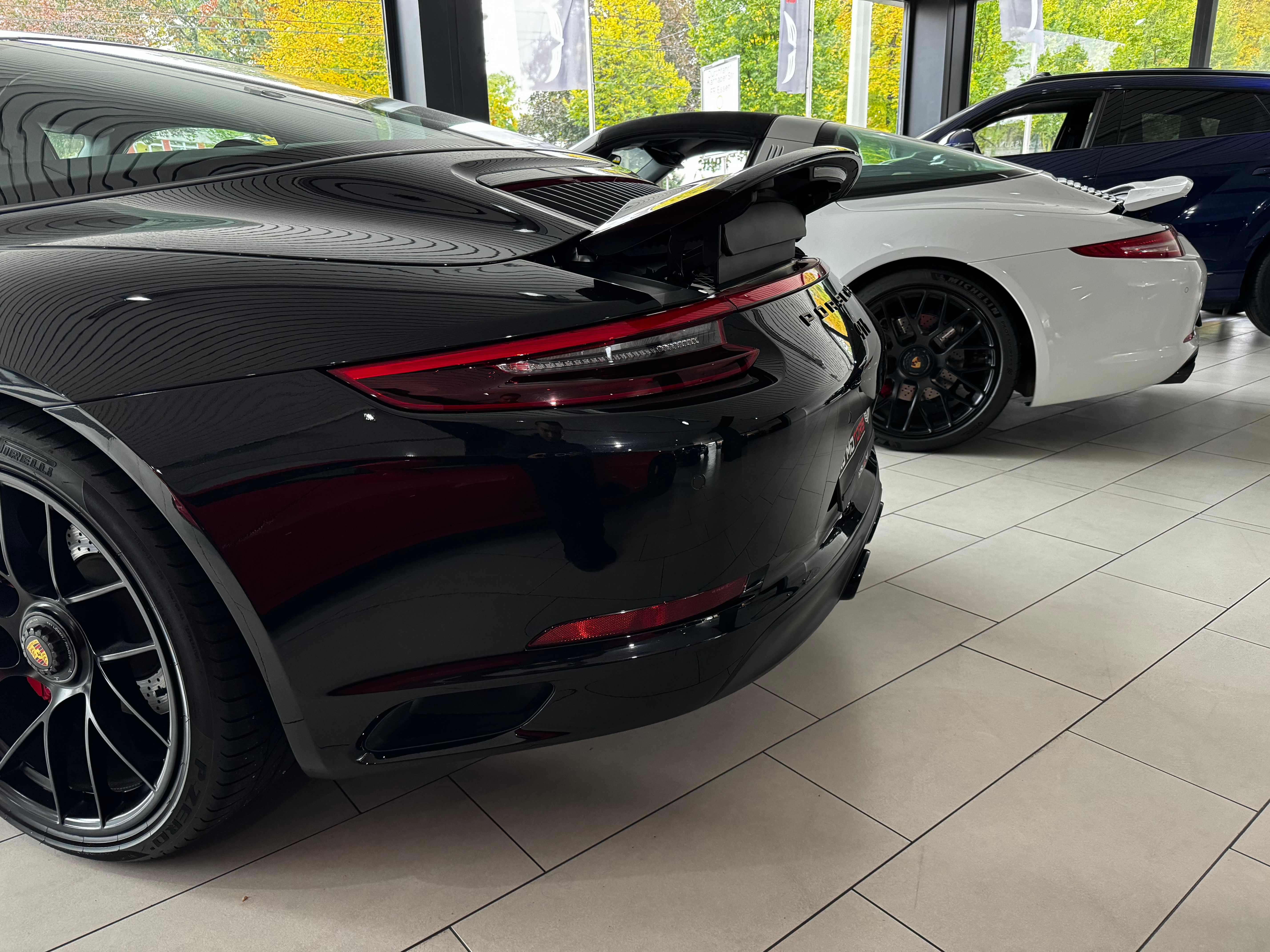 AJ Motors Showroom mit Porsche Fahrzeugen