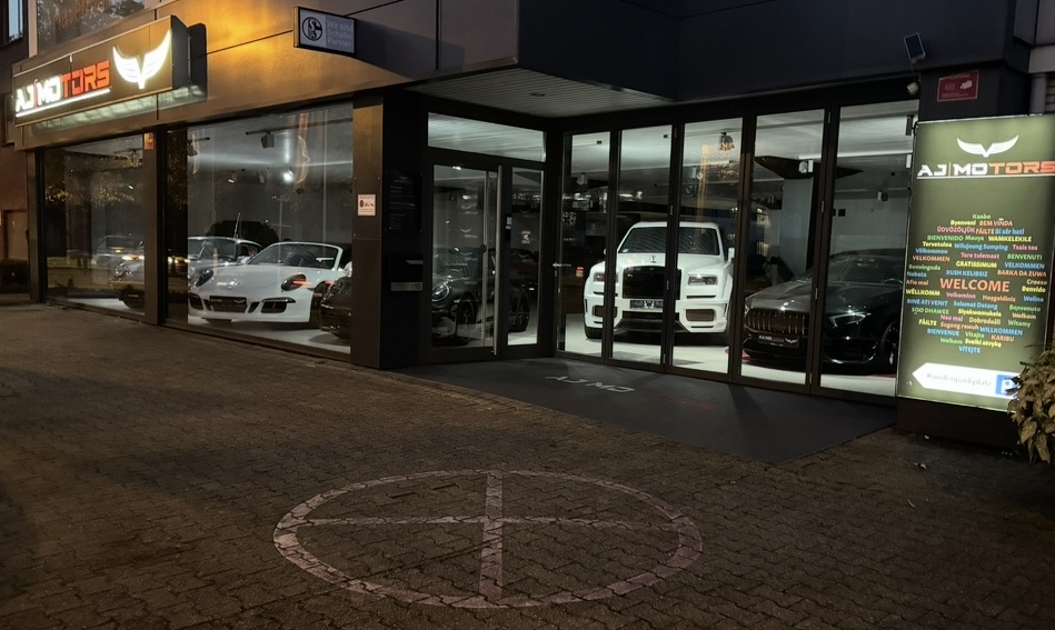 Erweiterter AJ Motors Showroom von außen
