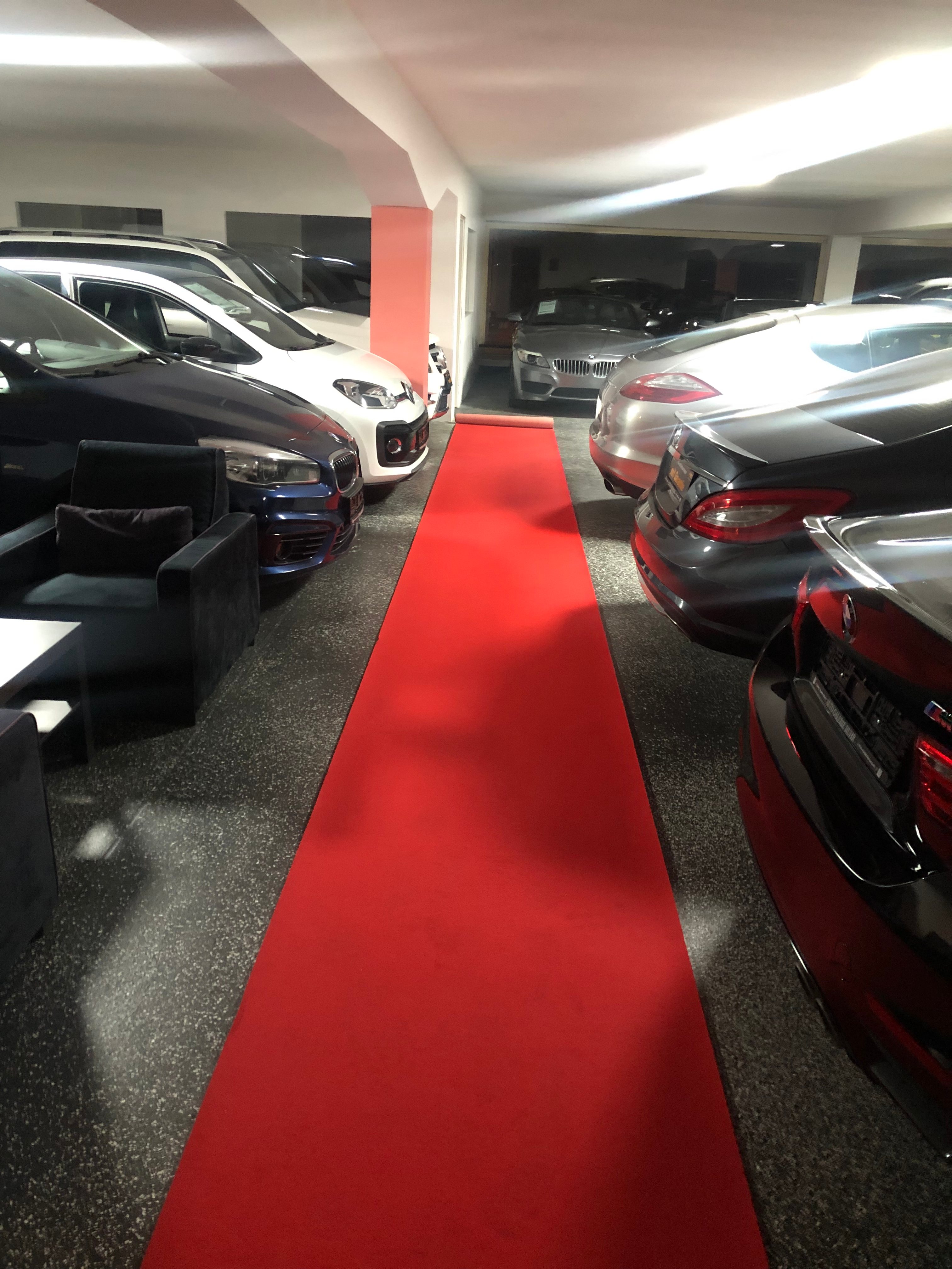 Showroom mit rotem Teppich und erweitertem Fahrzeugbestand